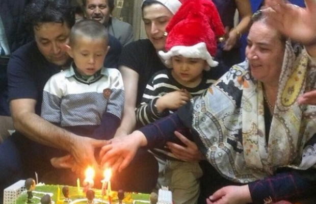 В день рождения форварда "Ростова" Сердара Азмуна родители подарили ему торт в виде футбольного поля